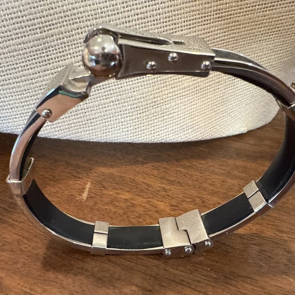 MENS Bracelet Silver Tone Black Accent‎  Sturdy excellent condition